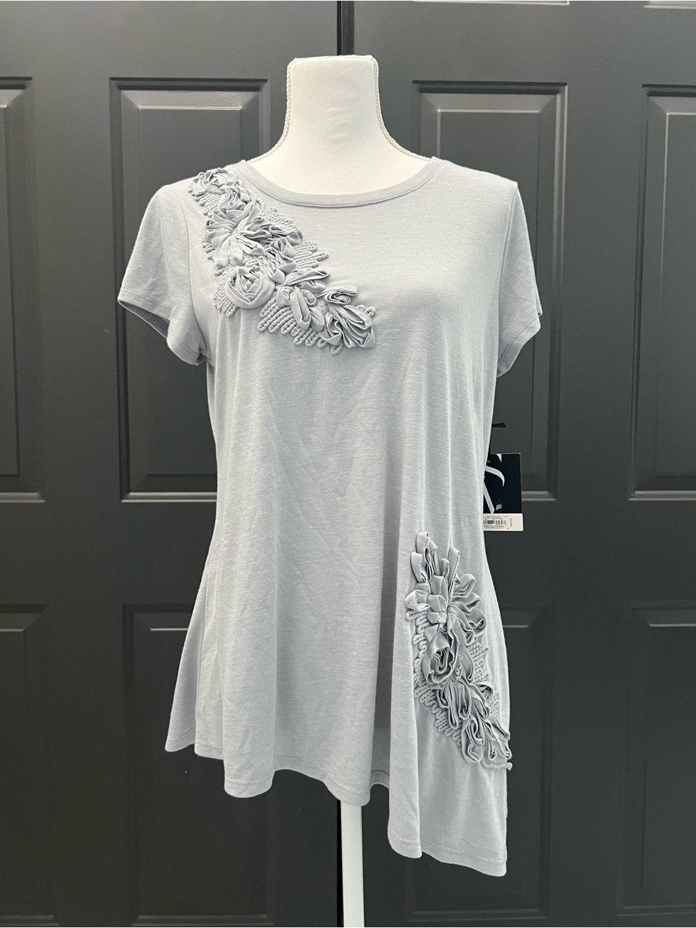 Simply Vera Vera Wang Light Gray Short Sleeve Tee with Floral Appliqué